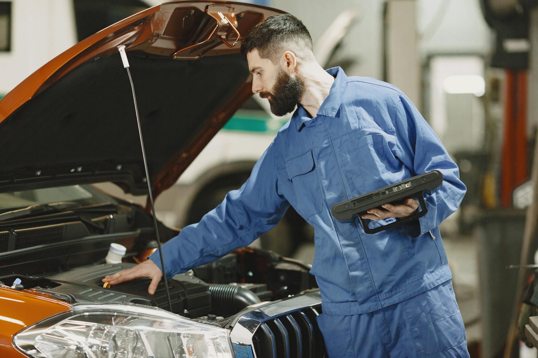 Dostawczak traci doładowanie: test szczelności dolotu krok po kroku Mechanik sprawdza silnik dostawczaka w warsztacie